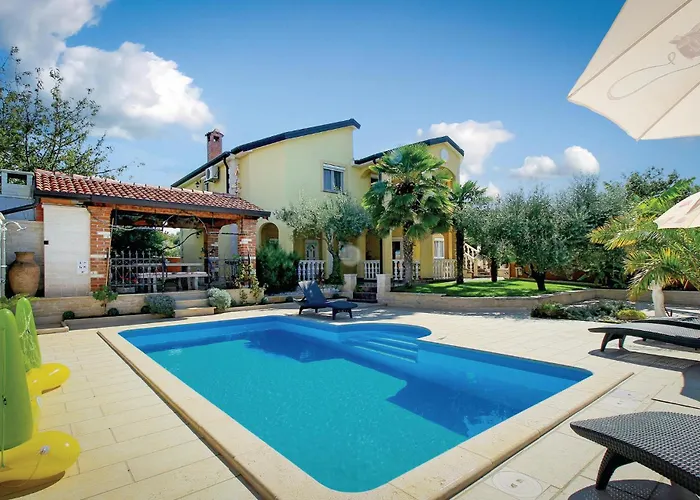 2 Bedroom Nice Apartment In Porec