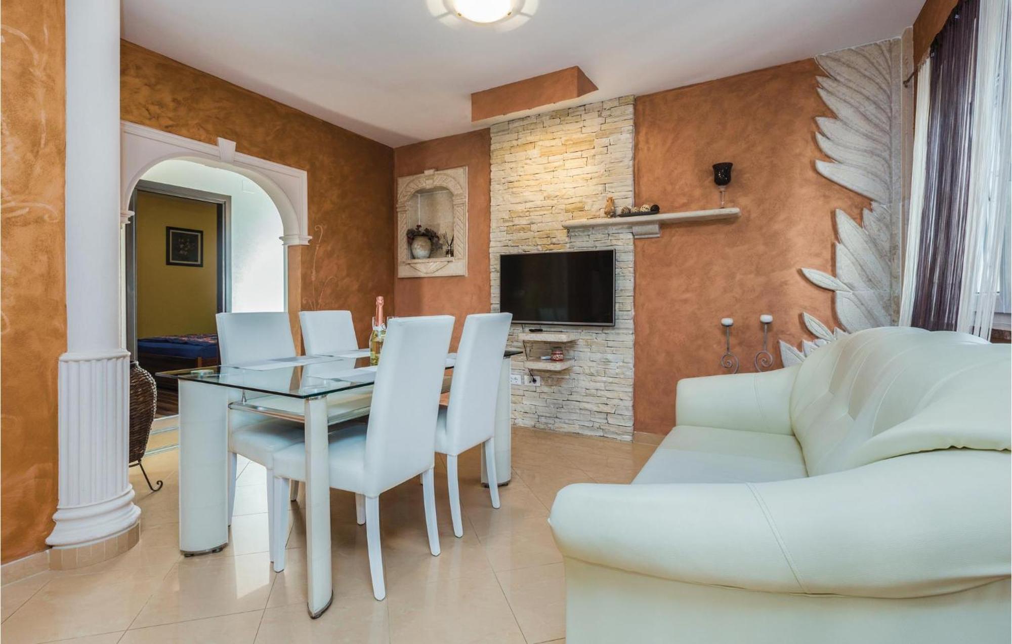2 Bedroom Nice Apartment In Porec Poreč