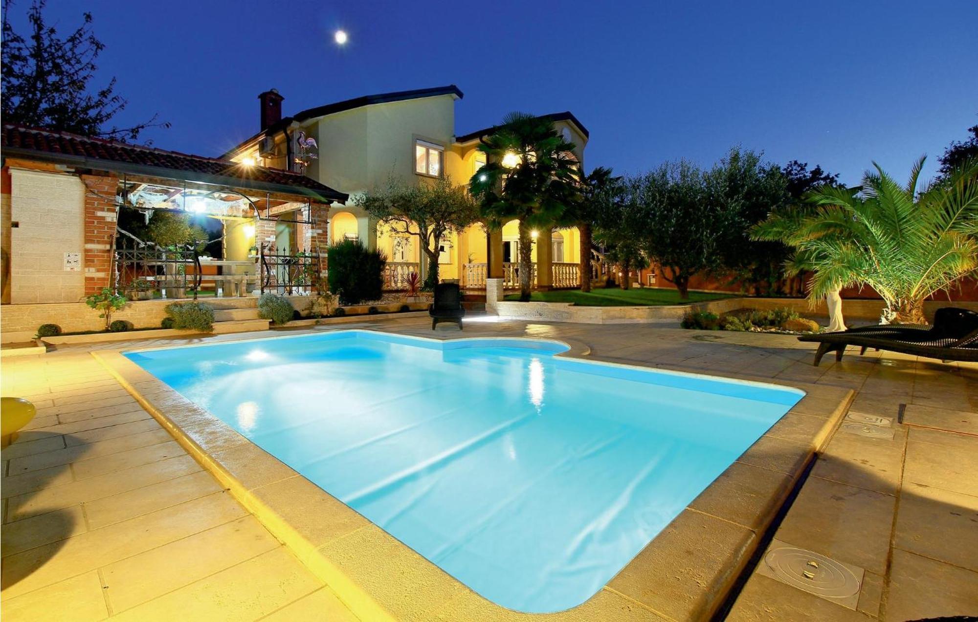 2 Bedroom Nice Apartment In Porec *