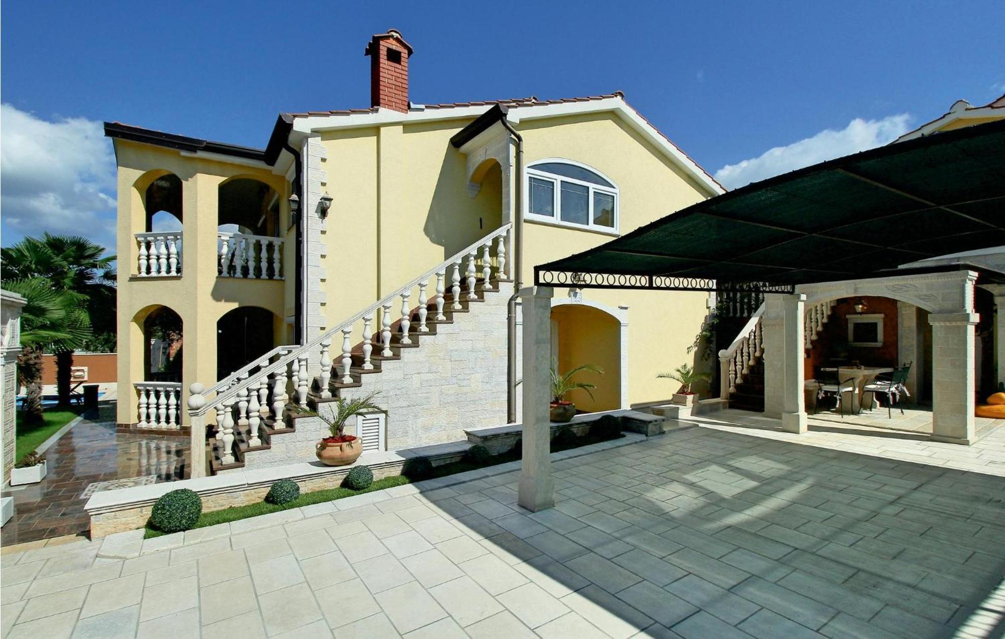 2 Bedroom Nice Apartment In Porec Poreč