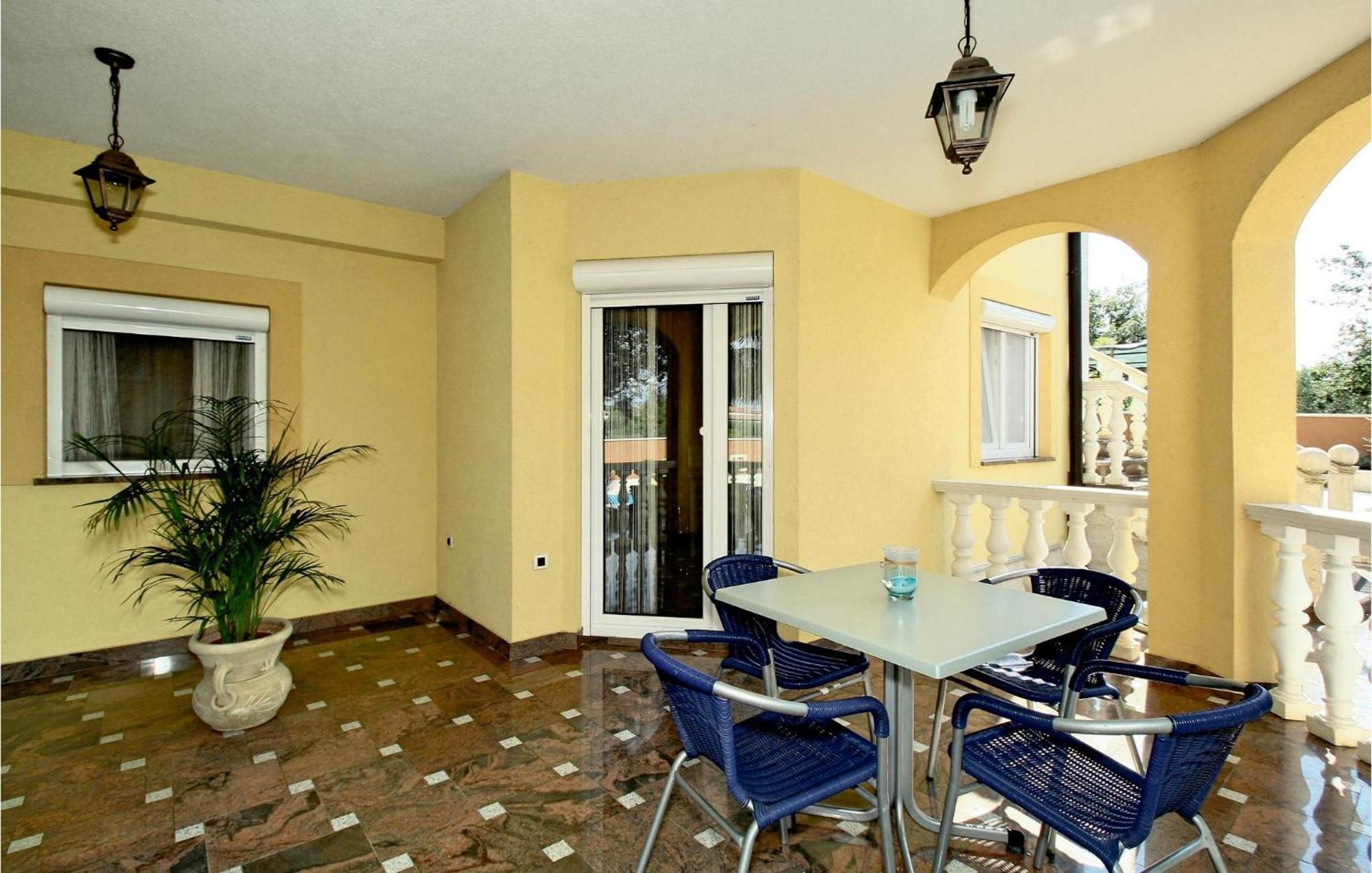 2 Bedroom Nice Apartment In Porec Apartment *