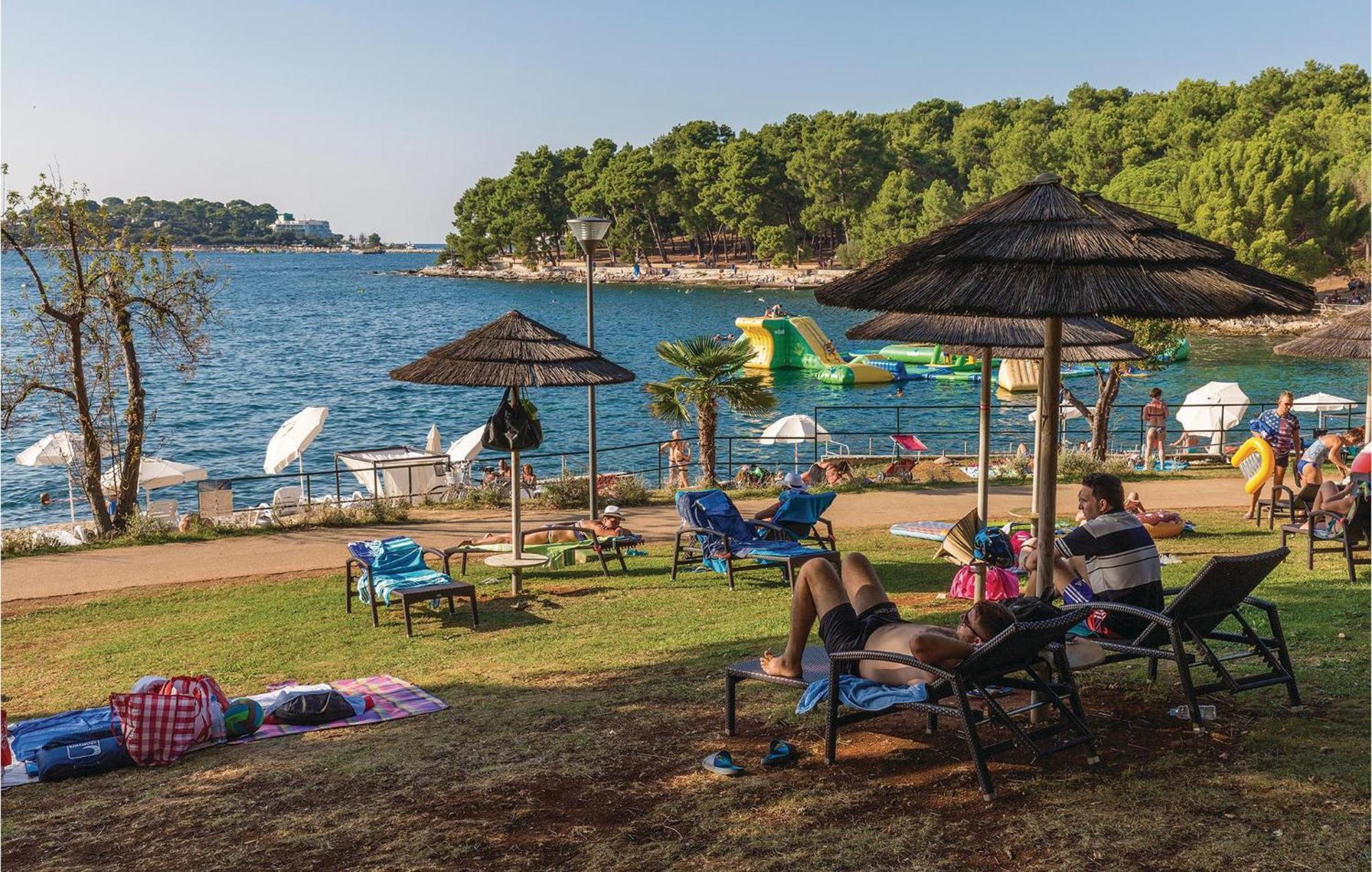 2 Bedroom Nice Apartment In Porec Apartment *