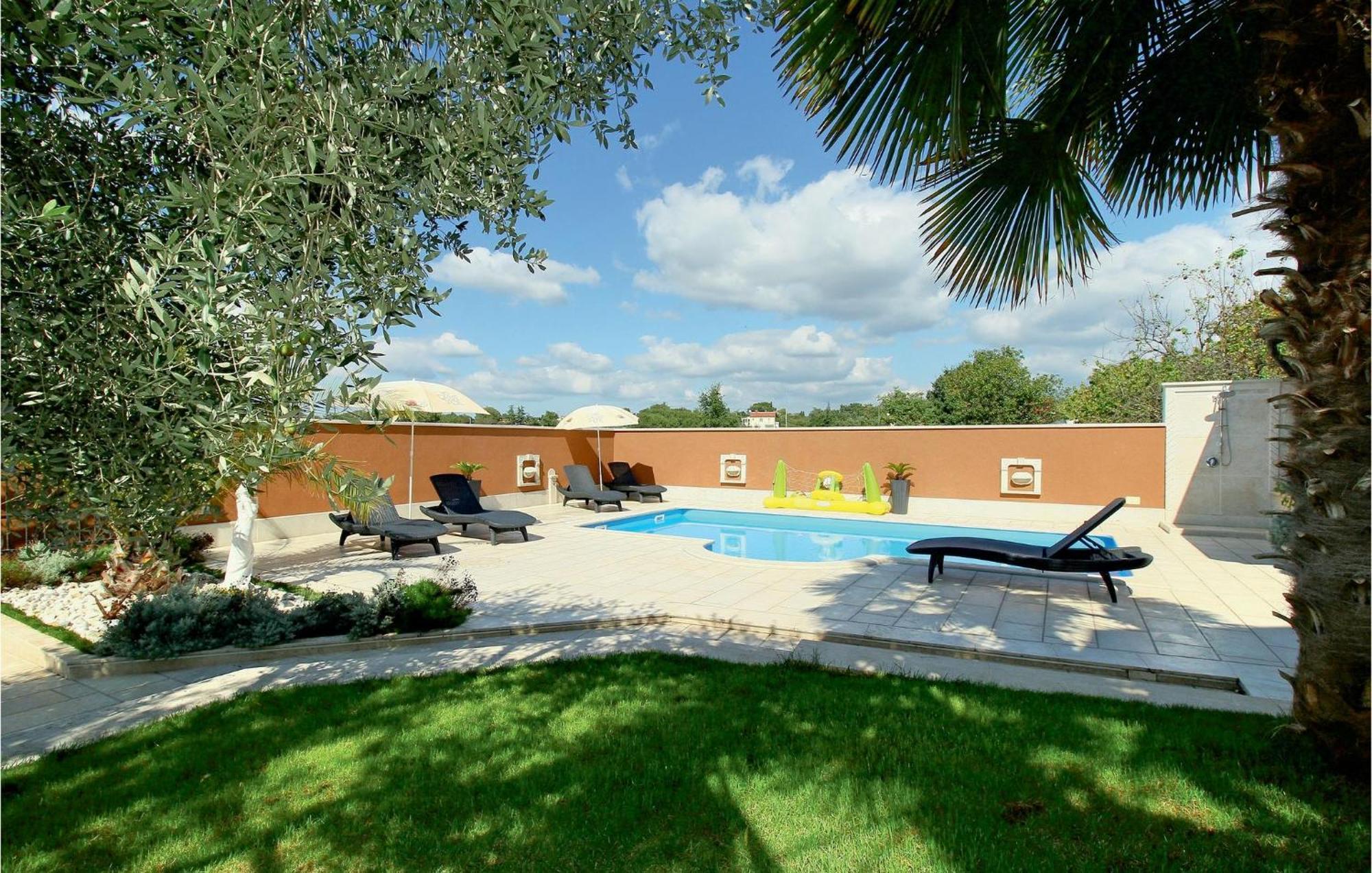 2 Bedroom Nice Apartment In Porec