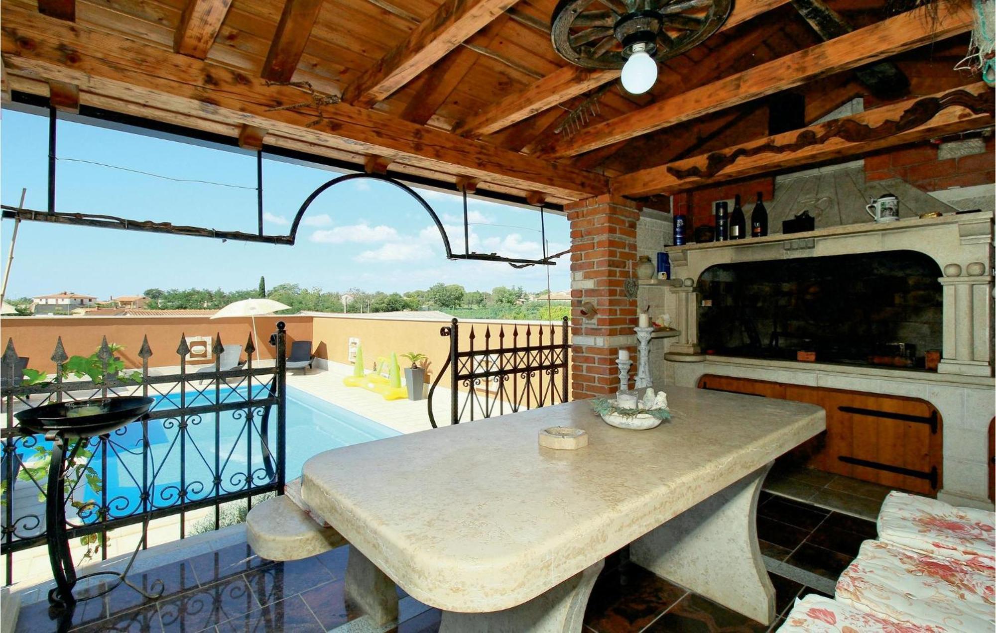 2 Bedroom Nice Apartment In Porec Poreč