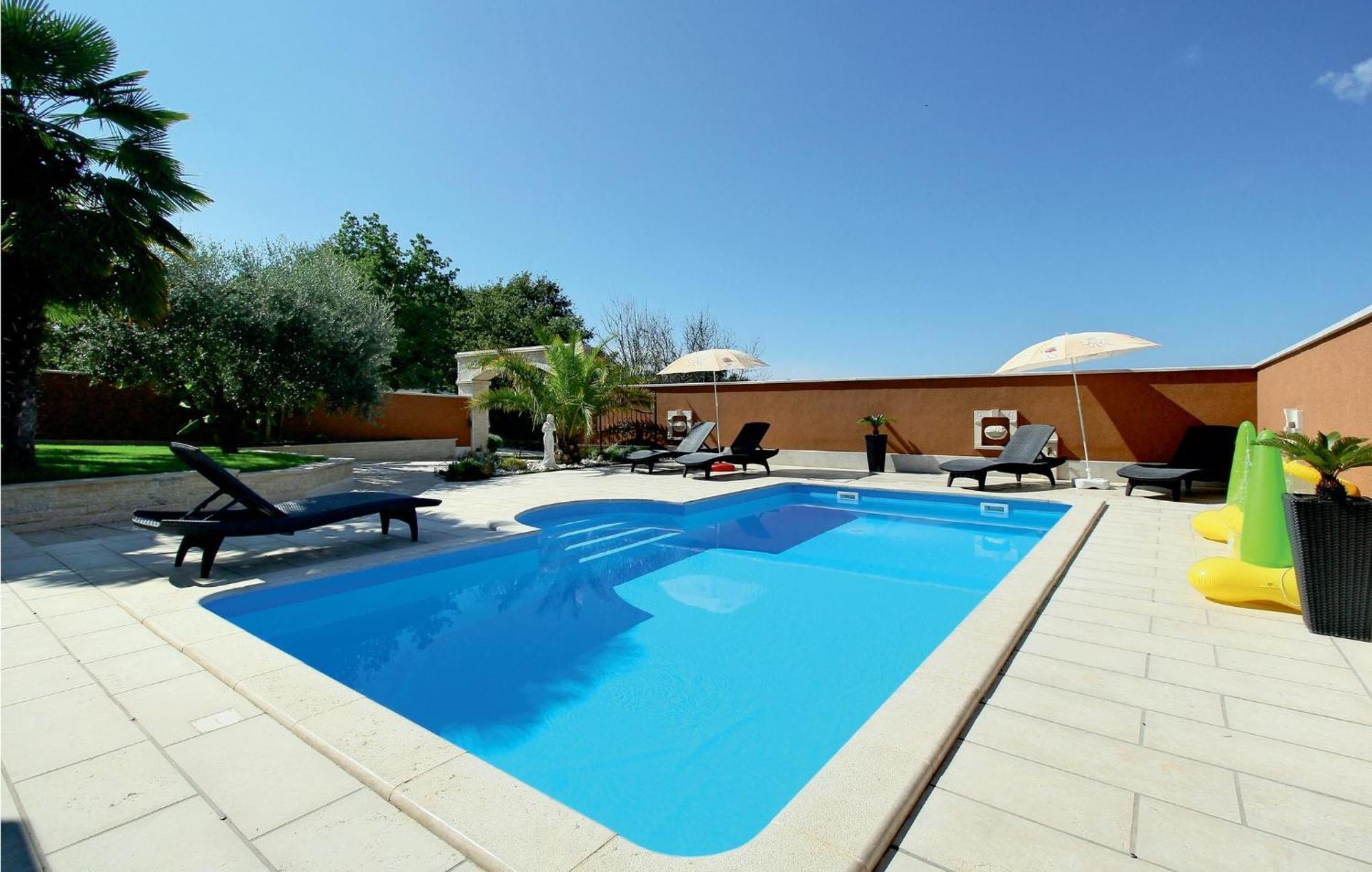 2 Bedroom Nice Apartment In Porec * Poreč