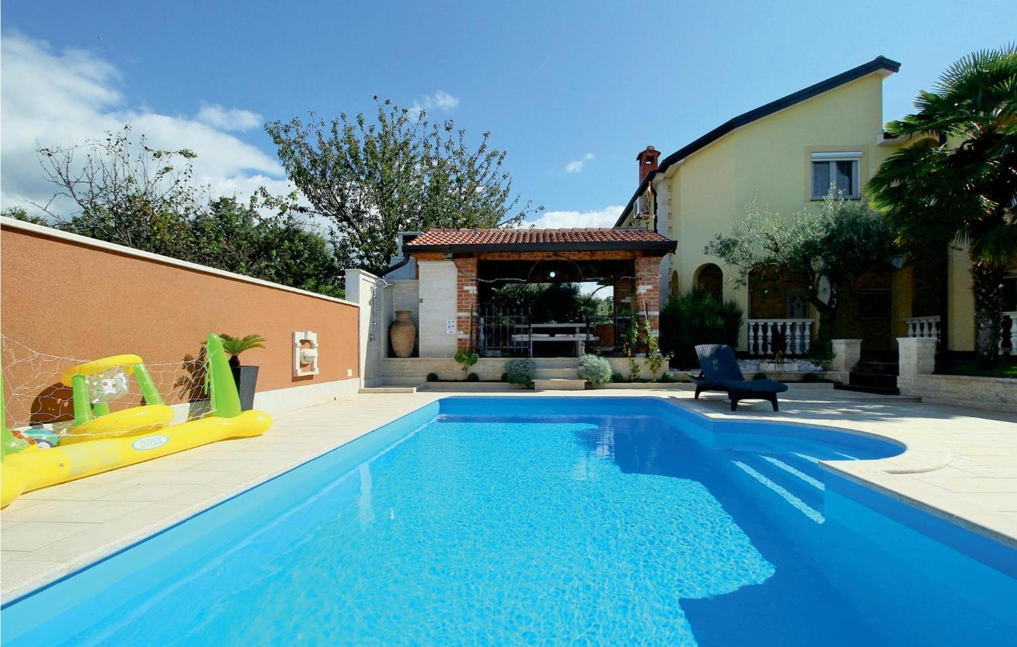 2 Bedroom Nice Apartment In Porec Apartment